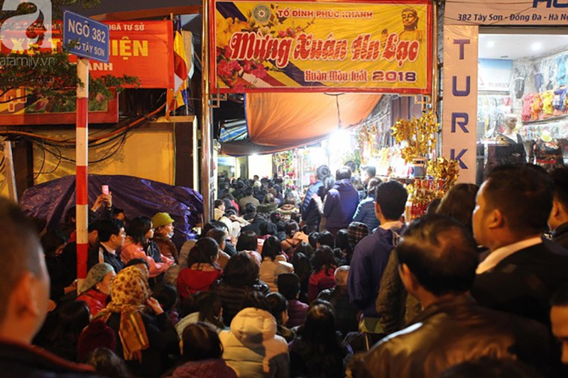 Chùm ảnh: Hàng nghìn người dân đổ về chùa Phúc Khánh cúng sao giải hạn đầu năm